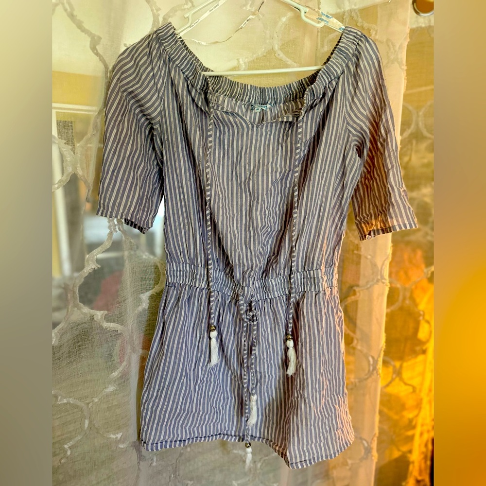 Off shoulder middle tie top. Blue and white striped.